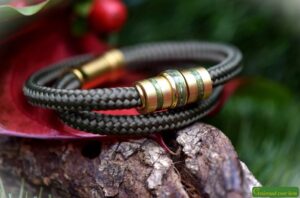 Olijfgroene sailrope heren gedenkarmband met crematie-as in gouden rvs bedel.