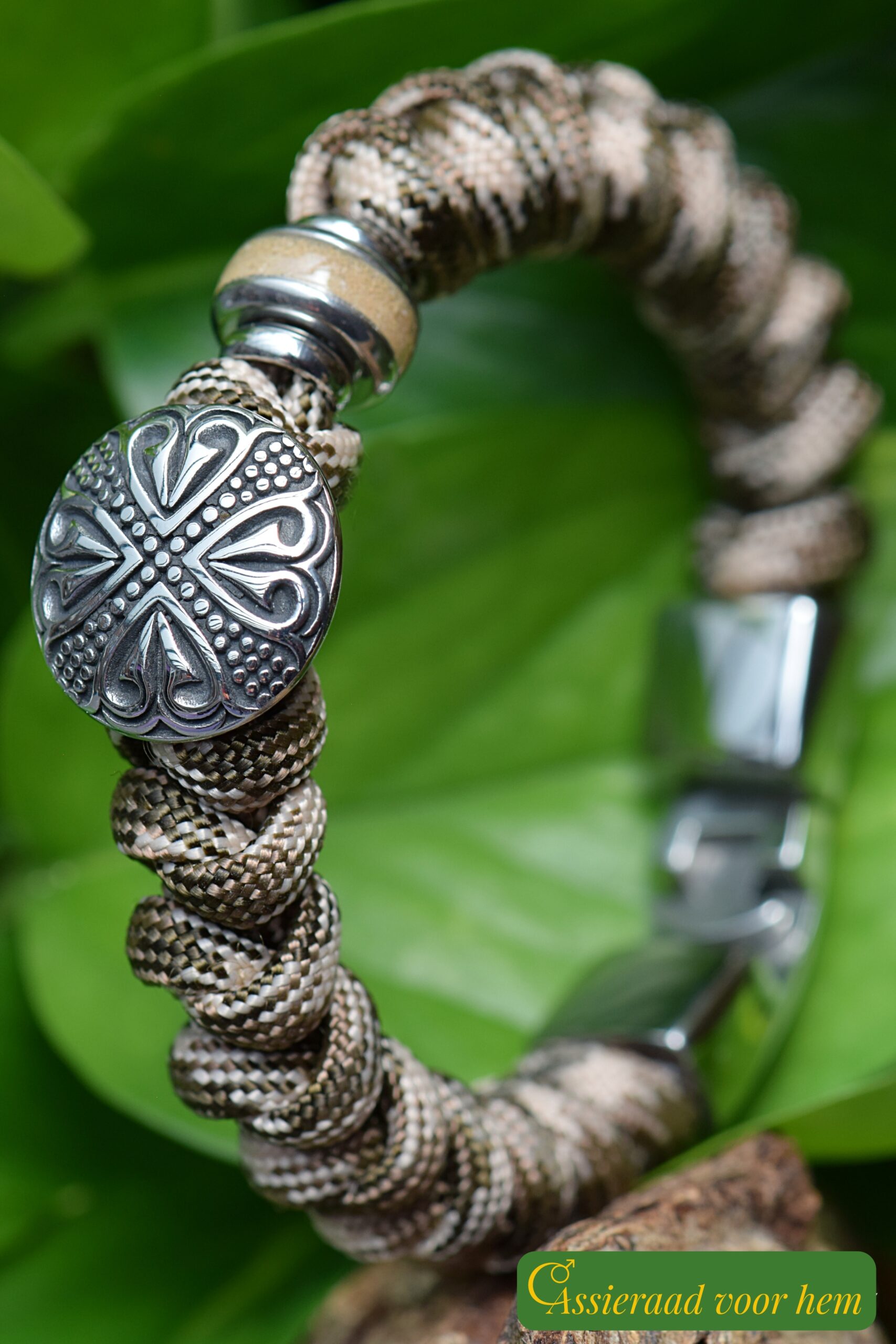 naast een rvs hart button bedel.