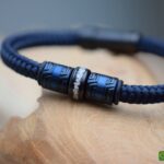 Heren gedenkarmband van blauw sailrope met crematie-as in rvs bedel en zwarte schuifsluiting.