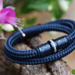 Heren gedenkarmband van blauw sailrope met crematie-as in rvs middenbedel en zwarte schuifsluiting.