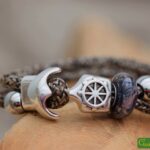 Heren gedenkarmband van gemêleerd bruin sailrope met crematie-as in dichte bruinroze glasbedel.