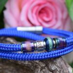 Heren gedenkarmband van electric blue sailrope met crematie-as in blauw metallic rvs bedel.