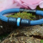 Voorzijde van petrolkleurige sailrope heren gedenkarmband met crematie-as in rvs bedel.