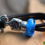Heren gedenkarmband van zwarte sailrope met transparant blauwe glasbedel waarin crematie-as is verwerkt.