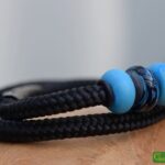 Dubbele zwarte sailrope herenarmband met petrol glasbedel en twee matblauwe glasbedels