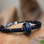 Heren gedenkarmband van zwart-witte sailrope met crematie-as in zwart-witte glasbedel.