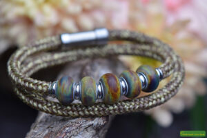 Bruin-gele dubbele heren sailrope armband met crematie-as in middelste matte glasbedel tussen nature glasbedels.