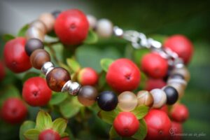 een bruine natuursteen heren gedenkarmband met crematie as verwerking in een bruine glaskraal