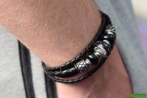 een lederen heren armband met crematie as verwerking in glazen bedels