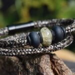 Beige-bruin-zwarte dubbele heren sailrope armband met crematie-as in middelste lichtbruine glasbedel.