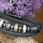 Dubbel gedraaide antracietkleurige sailrope herenarmband met vier herinneringsbedels en rvs designaccenten.