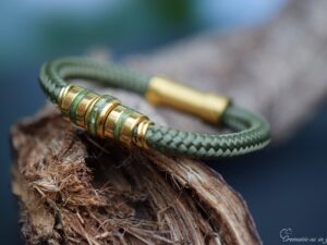 Olijfgroene herenarmband met crematie-as in middelste rvs gouden bedel.