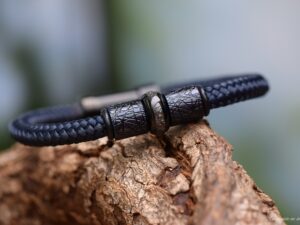 Donkerblauwe herenarmband met crematie-as in middelste zwarte rvs bedel.