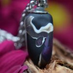 Heren gedenkhanger van mat zwart glas met witte en paarse swirl