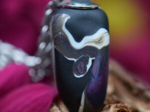 Heren gedenkhanger van mat zwart glas met witte en paarse swirl